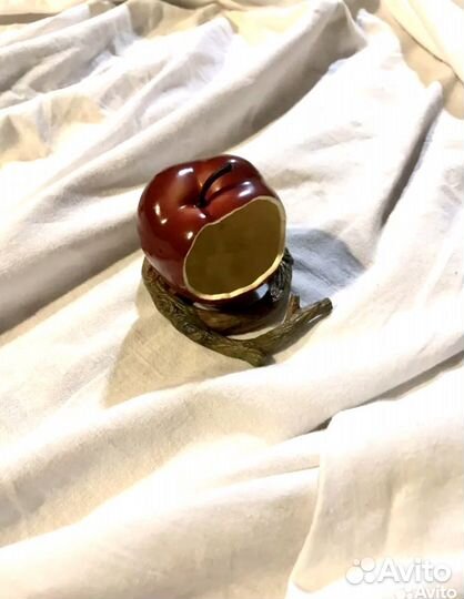 Кормушка яблочко для попугайчика