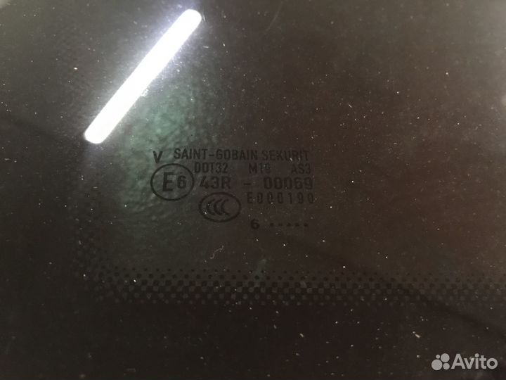 Стекло кузовное глухое левое VW Touareg 7L