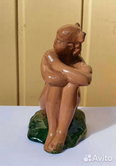 Старая Гжель майолика Девушка на камне