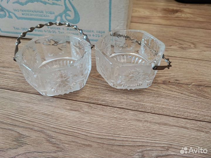 Хрустальные вазочки с металлическими ручками