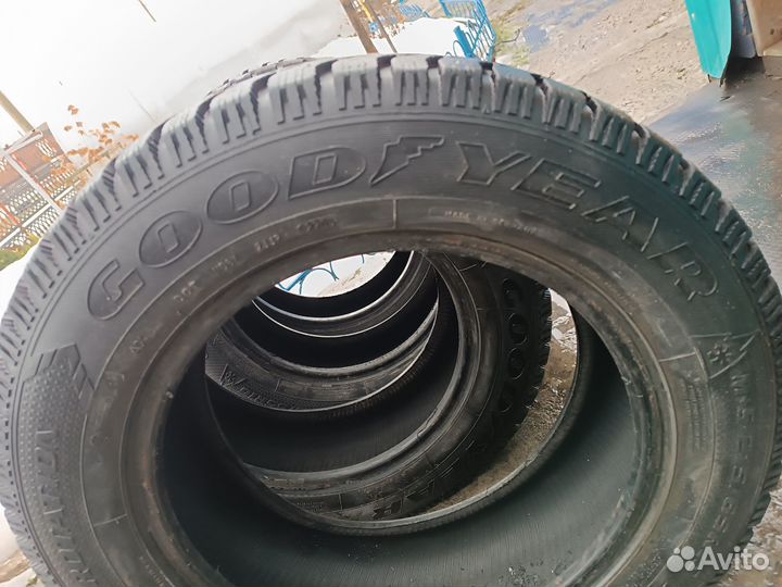 Goodyear UltraGrip 500 215/65 R16 98T