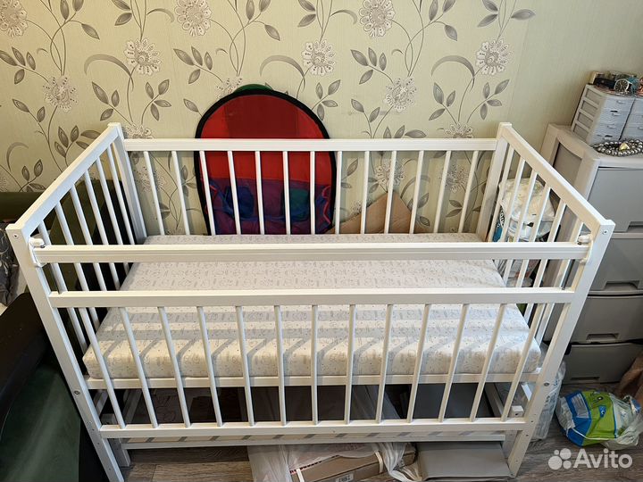 Детская кроватка с маятником