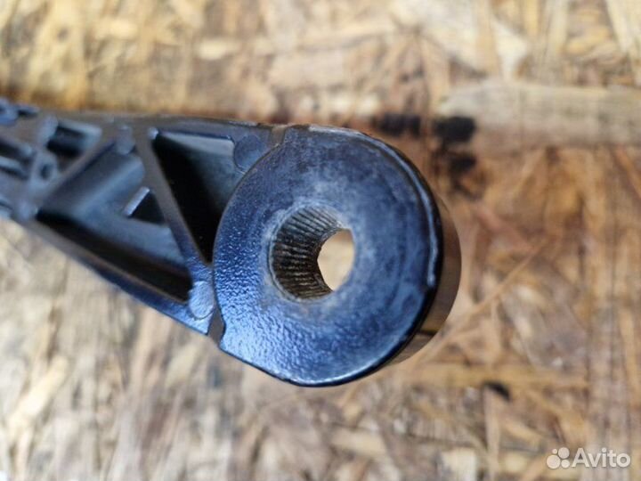 Поводок стеклоочистителя передний правый Skoda