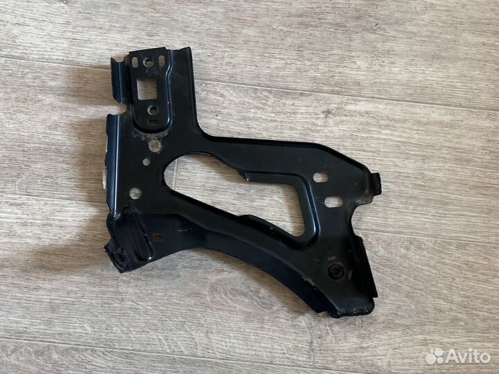 Кронштейн передней панели правый Ford 1 724 238