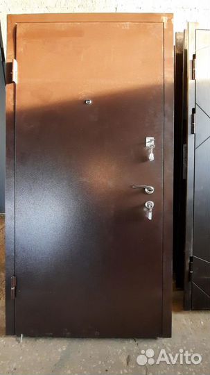 Квартирные стальные двери с отделкой ламинат