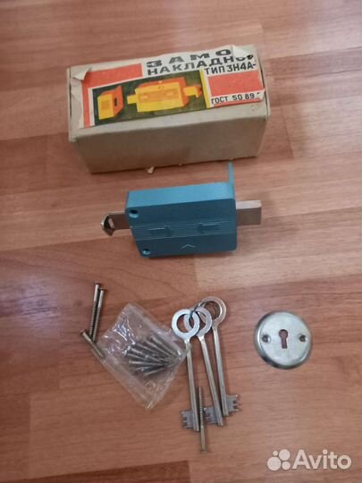 Замок дверной накладной