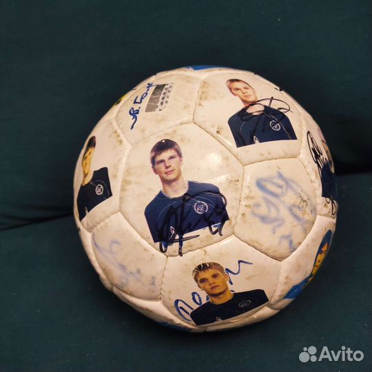 Футбольный мяч c автографами всей команды