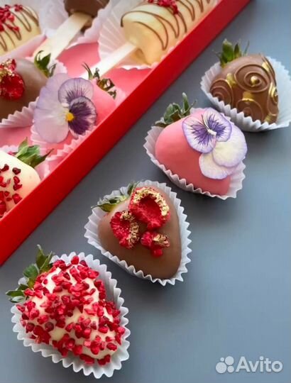 Клубника и финики в шоколаде