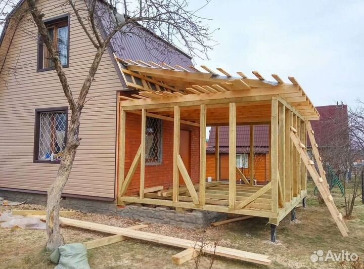 Бригада плотников строителей