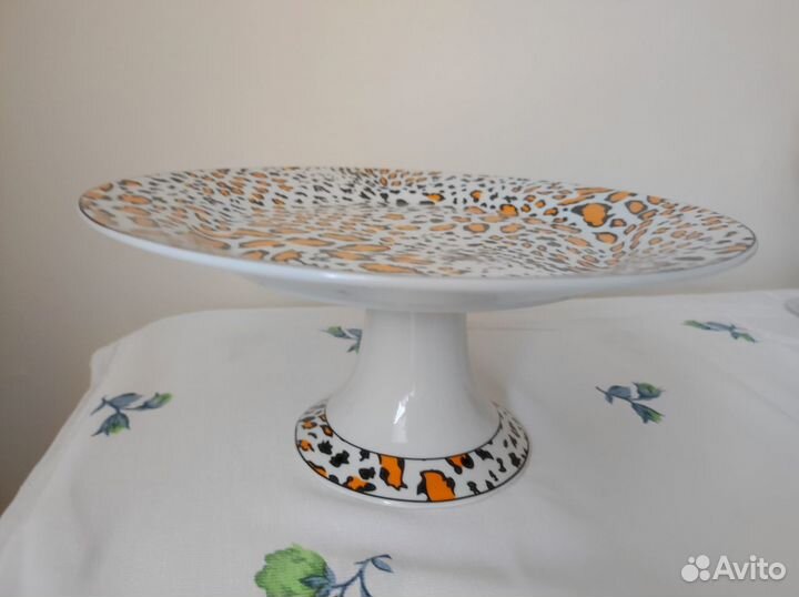 Тортница на ножке