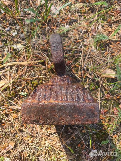 Старинный угольный утюг с клеймом