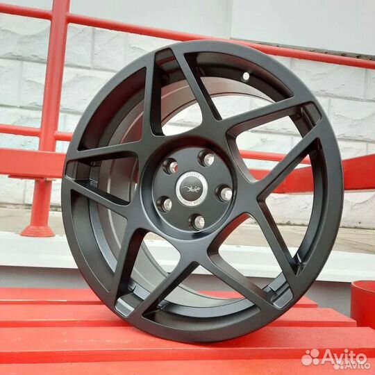 Литой диск R17 8.0 5*114.3 ET33 d67.1 CB