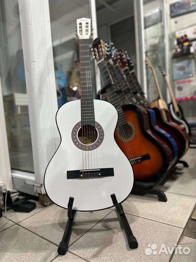 Классическая гитара белая