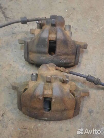 Суппорт тормозной передний на VW Sharan 1