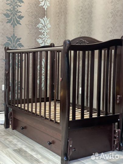 Детская кровать и комод