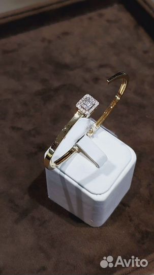 Золотой жесткий браслет с бриллиантами