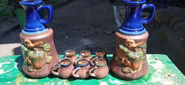 Кувшины с кружками для интерьера