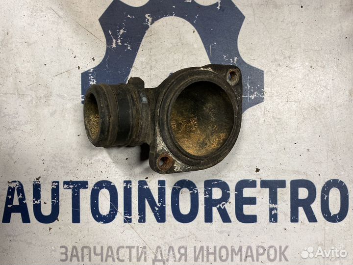 Фланец охлаждения Volkswagen Golf 3 037121121A