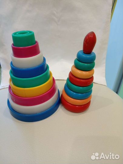 Деревянная пирамидка и пластмассовая