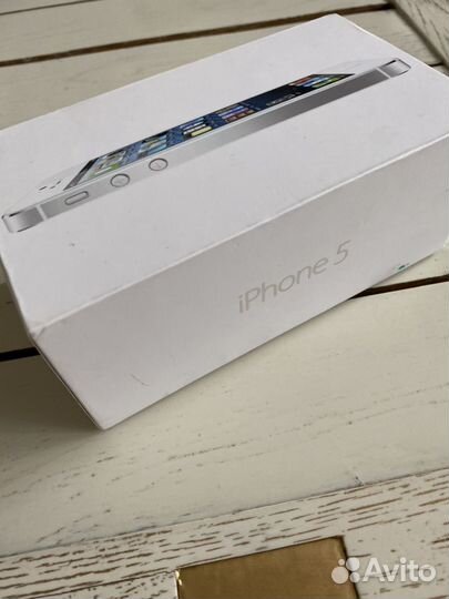 Коробка для iPhone 5, white с наушниками