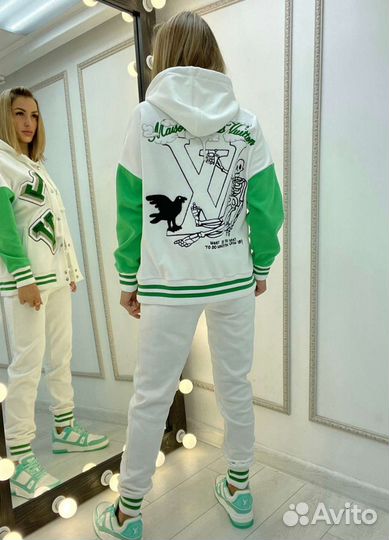 Костюм спортивный