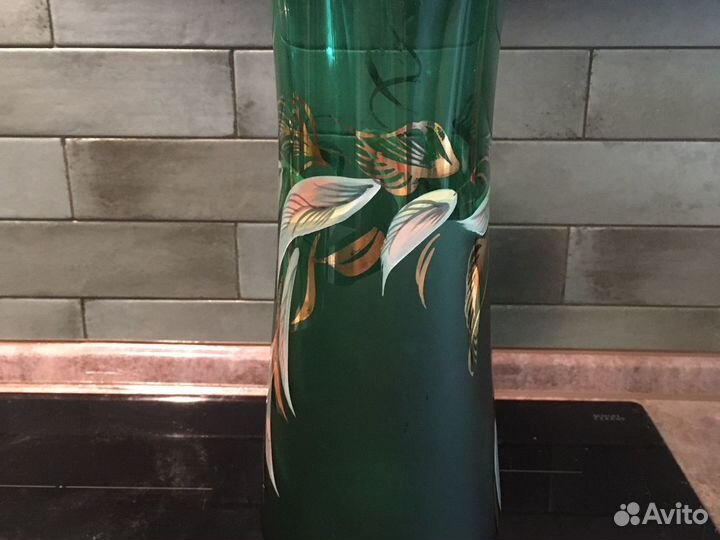 Ваза темно зеленого стекла с росписью