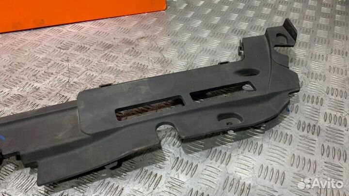 Накладка замка капота Toyota Auris