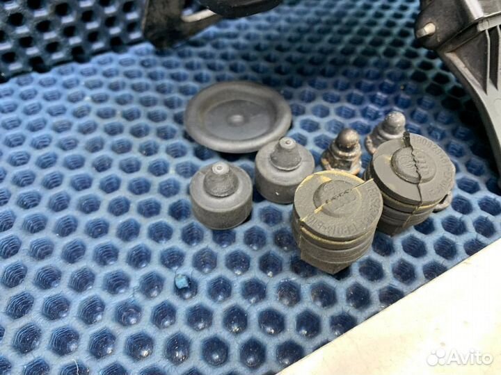 Крюк замка капота Audi Q7 4L до 2015