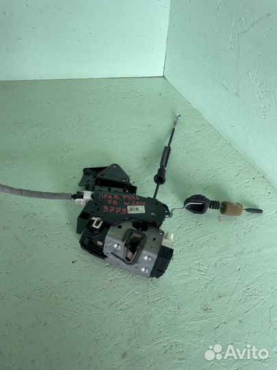 Замок двери передней правой Mercedes W204