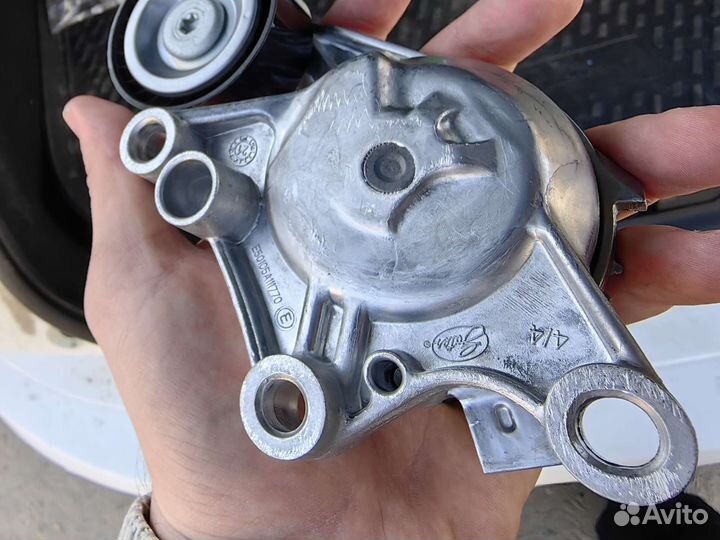 Натяжной ролик сервисного ремня