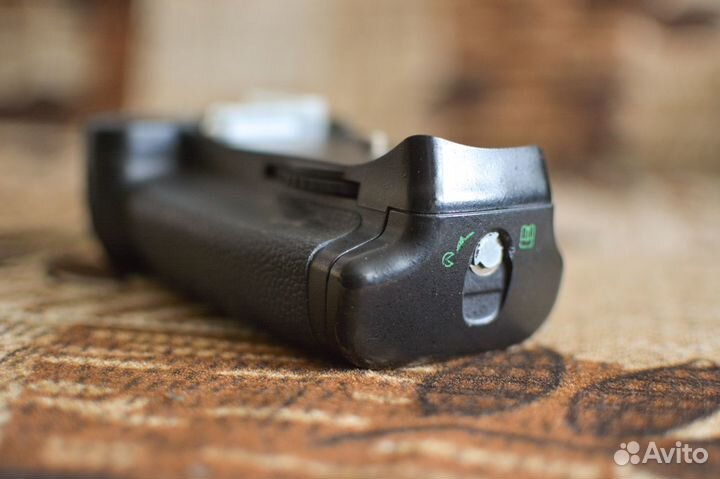 Батарейная рукоятка Nikon MB-D10