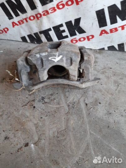 Суппорт передний правый Toyota Opa 2001