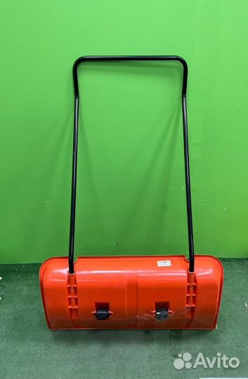 Скрепер для уборки снега на колесиках