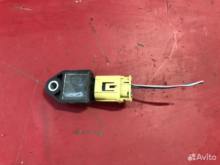 Датчик подушек безопасности задний левый Toyota