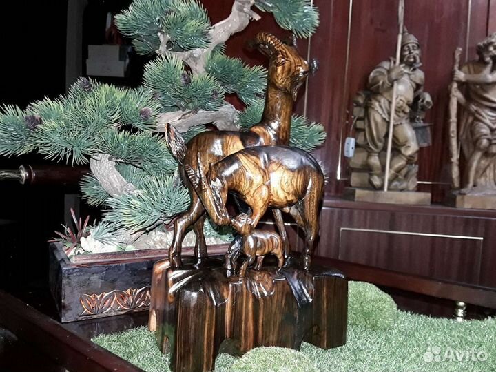 Деревянная статуэтка