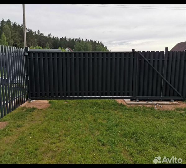Забор с автоматическими откатными воротами