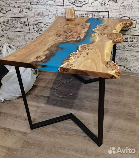 Стол с эпоксидной смолой