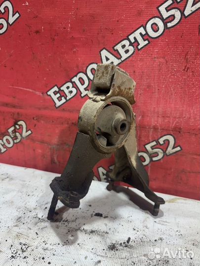 Опора двигателя задняя Toyota Avensis T250 2.0