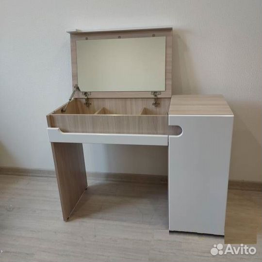 Комфортный туалетный стол с откидной крышкой