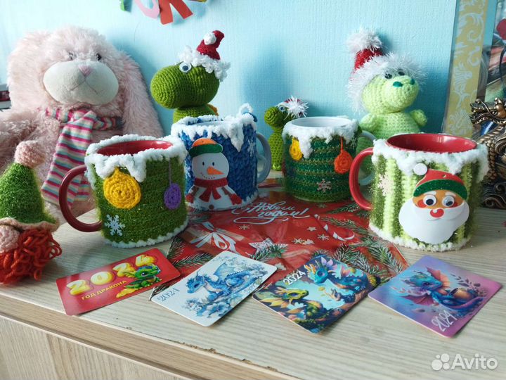 Новогодние игрушки, кружки и футляры