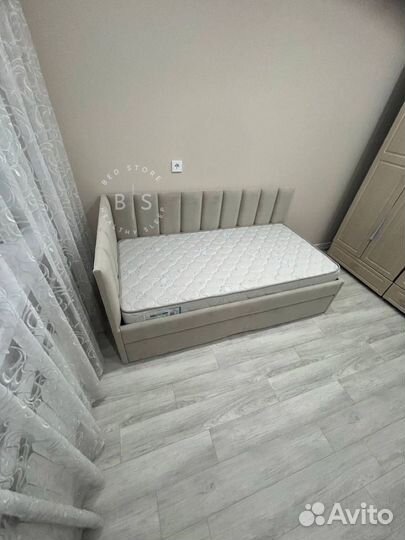 Детская кровать с мягким изголовьем