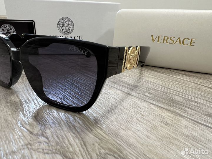 Солнцезащитные очки versace