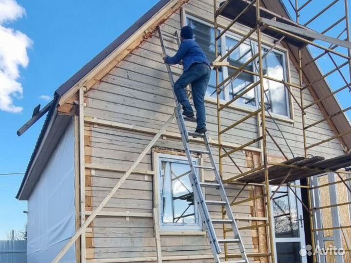 Бригада строителей, монтаж кровли