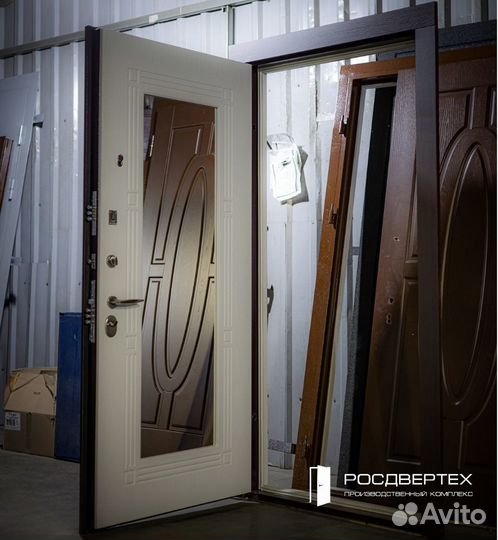 Дверь входная металлическая с зеркалом