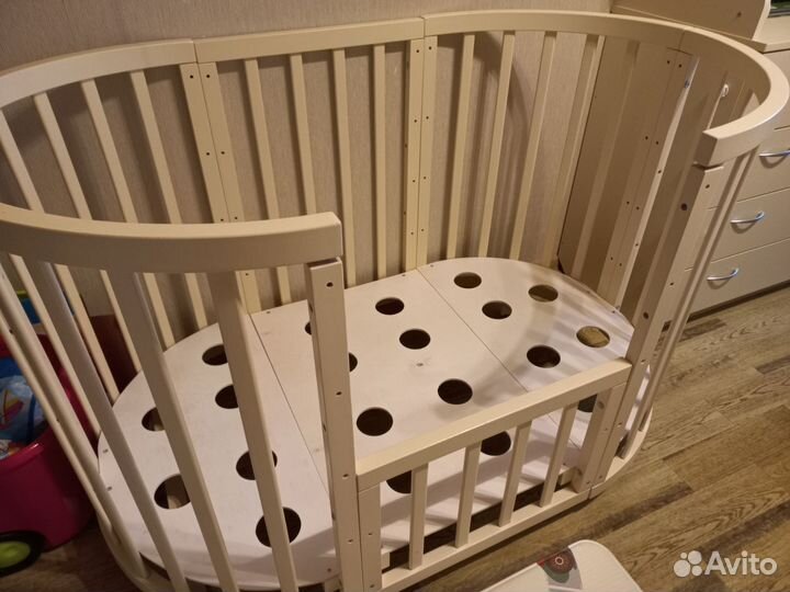 Детская кроватка с маятником круглая