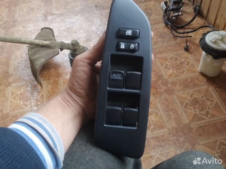 Блок управления стеклоподьемников Toyota Auris