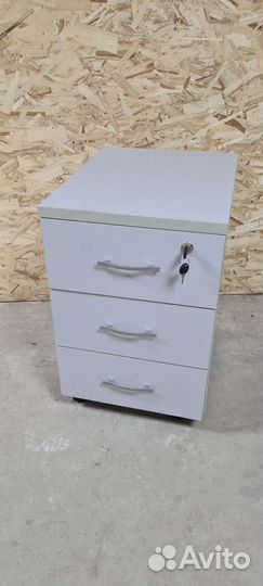 Тумба офисная, на замке