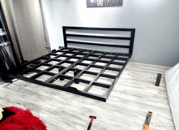 Парящая кровать на металлокаркасе