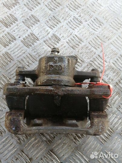 Суппорт передний правый Toyota Corolla E150 1.6