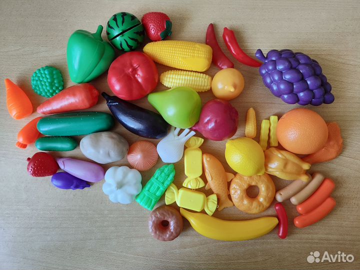 Игрушечные овощи и фрукты в корзине